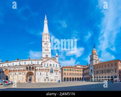 Modena, Italien, 23. September 2021: Kathedrale von Modena und Ghirlandina-Turm in Italien Stockfoto