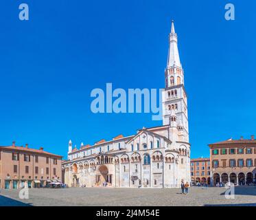 Modena, Italien, 23. September 2021: Kathedrale von Modena und Ghirlandina-Turm in Italien Stockfoto