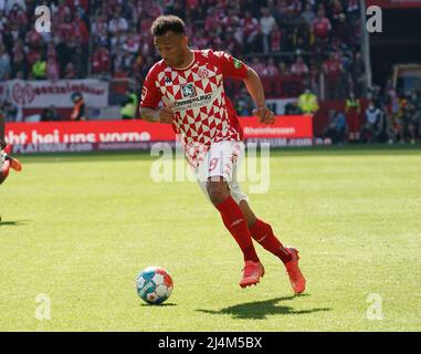 16. April 2022, Mewa Arena, Mainz, GER, 1.FBL, 1.FSV FSV FSV Mainz 05 vs VfB Stuttgart, DFL-Vorschriften verbieten die Verwendung von Fotos als Bildsequenzen und/oder quasi-Video. Im Bild Karim Onisiwo (Mainz) Stockfoto