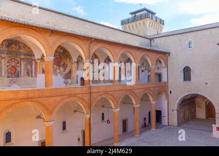 Spoleto, Italien, 3. Oktober 2021: Ehrenhof im Schloss Spoleto in Italien. Stockfoto