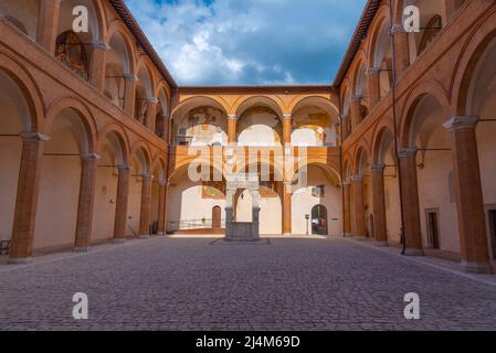 Spoleto, Italien, 3. Oktober 2021: Ehrenhof im Schloss Spoleto in Italien. Stockfoto