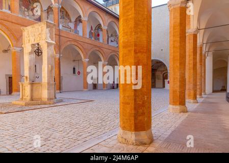 Spoleto, Italien, 3. Oktober 2021: Ehrenhof im Schloss Spoleto in Italien. Stockfoto