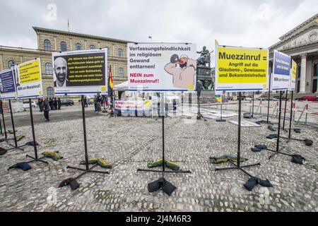 München, Bayern, Deutschland. 16. April 2022. Die von der islamophobe Michael Stuerzenberger (Michael StÃ¼rzenberger) geleitete rechtsextreme Gruppe Bürgerbewegung Pax Europa kehrte nach langer Abwesenheit mit einem Publikum von maximal zwanzig Personen in den Münchner Stachus zurück. (Bild: © Sachelle Babbar/ZUMA Press Wire) Stockfoto