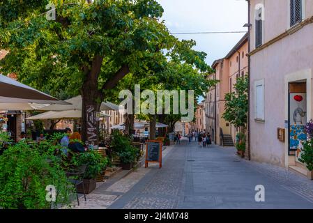 Spello, Italien, 2. Oktober 2021: Piazza Giacomo Matteotti in der Altstadt von Spello in Italien. Stockfoto