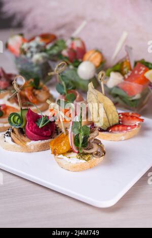 Set aus verschiedenen Bruschetta. Verschiedene kleine Sandwiches Stockfoto