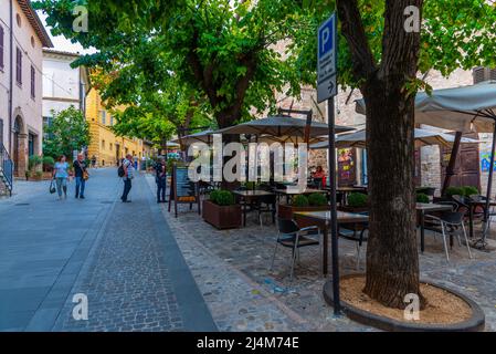 Spello, Italien, 2. Oktober 2021: Piazza Giacomo Matteotti in der Altstadt von Spello in Italien. Stockfoto