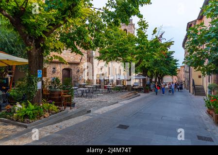 Spello, Italien, 2. Oktober 2021: Piazza Giacomo Matteotti in der Altstadt von Spello in Italien. Stockfoto