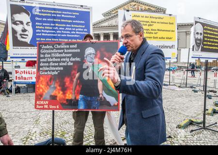 München, Bayern, Deutschland. 16. April 2022. Die von der islamophobe Michael Stuerzenberger (Michael StÃ¼rzenberger) geleitete rechtsextreme Gruppe Bürgerbewegung Pax Europa kehrte nach langer Abwesenheit mit einem Publikum von maximal zwanzig Personen in den Münchner Stachus zurück. (Bild: © Sachelle Babbar/ZUMA Press Wire) Stockfoto