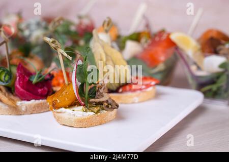 Set aus verschiedenen Bruschetta. Verschiedene kleine Sandwiches Stockfoto