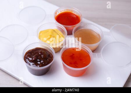 Sauce zur Lieferung in einem Topf auf weißem Hintergrund. Stockfoto