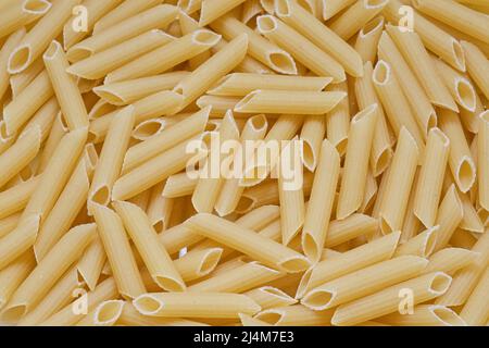 Viel Pasta Penne. Trockene Makkaroni-Textur. Stockfoto