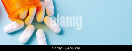 Weiße Pillen auf blauem Hintergrund Stockfoto