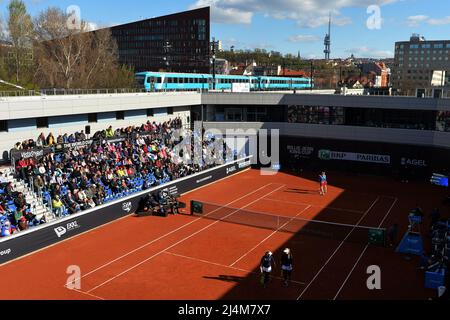 Prag, Tschechische Republik. 16. April 2022. Gesamtansicht auf dem Platz Stvanice während des Tennis-Qualifikations-Doppelmatches von Billie Jean King Cup zwischen Tschechien und Großbritannien in Prag in der Tschechischen Republik. (Bild: © Slavek Ruta/ZUMA Press Wire) Stockfoto