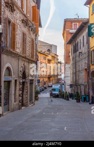 Perugia, Italien, 2. Oktober 2021: Schmale Straße in der Altstadt von Perugia in Italien. Stockfoto