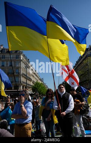 Paris Belle Mobilisierung de soutien à l'ukraine Place de la république environon 800 personnes qui partent ensuite pour la Place de la bastille Stockfoto