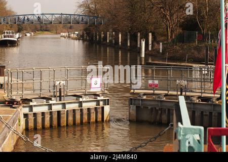 Ein Blick durch die Teddington Lock auf der Themse vom Deck eines Flusskreuzfahrtschiffes auf die Teddington Fußgängerbrücke Stockfoto