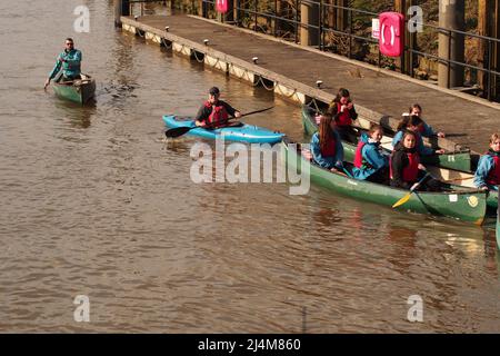 Eine Gruppe von Menschen in Kanus auf der Themse in der Nähe von Kingston upon Thames Stockfoto