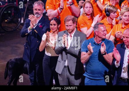 DEN HAAG - der Herzog und die Herzogin von Sussex, Prinz Harry und seine Frau Meghan Markle bei der Eröffnungszeremonie der Invictus Games, einer internationalen Sportveranstaltung für Militärangehörige und Veteranen, die in ihrem Militärdienst psychisch oder körperlich verletzt wurden. ANP POOL ROBIN UTRECHT Stockfoto