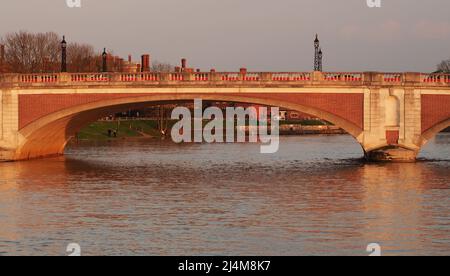 Hampton Court Brücke über die Themse, abends Frühlingssonne Stockfoto