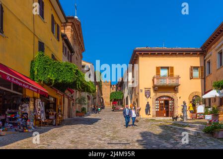 Gradara, Italien, 30. September 2021: Hauptstraße in der italienischen Stadt Gradara. Stockfoto