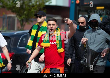 Manchester, Großbritannien. 16. April 2022. Ein Fan singt Slogans während der Demonstration. Fans von Manchester United protestierten gegen die Eigentumsrechte von Manchester United durch den Glazer. Kredit: SOPA Images Limited/Alamy Live Nachrichten Stockfoto