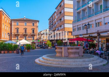 Pesaro, Italien, 30. September 2021: Piazza Lazzarini in der italienischen Stadt Pesaro. Stockfoto