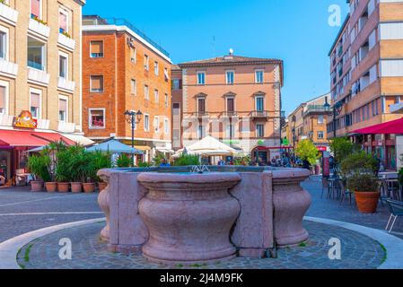 Pesaro, Italien, 30. September 2021: Piazza Lazzarini in der italienischen Stadt Pesaro. Stockfoto