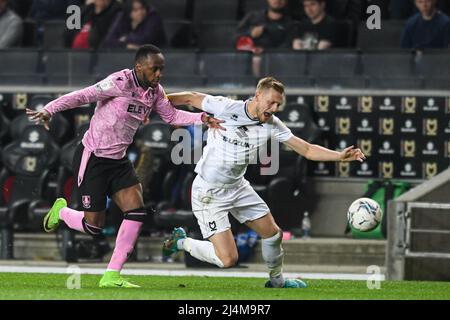 Milton Keynes, Großbritannien. 16. April 2022. Saido Berahino #24 von Sheffield Mittwoch konkurriert um den Ball in Milton Keynes, Vereinigtes Königreich am 4/16/2022. (Foto von Simon Whitehead/News Images/Sipa USA) Quelle: SIPA USA/Alamy Live News Stockfoto