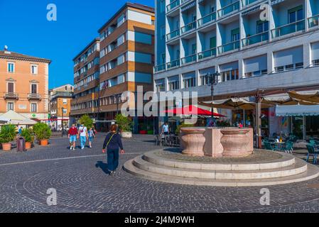 Pesaro, Italien, 29. September 2021: Piazza Lazzarini in der italienischen Stadt Pesaro. Stockfoto