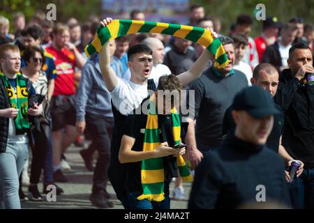 Manchester, Großbritannien. 16. April 2022. Ein Fan singt Slogans während der Demonstration. Fans von Manchester United protestierten gegen die Eigentumsrechte von Manchester United durch den Glazer. (Foto von Jake Lindley/SOPA Images/Sipa USA) Quelle: SIPA USA/Alamy Live News Stockfoto