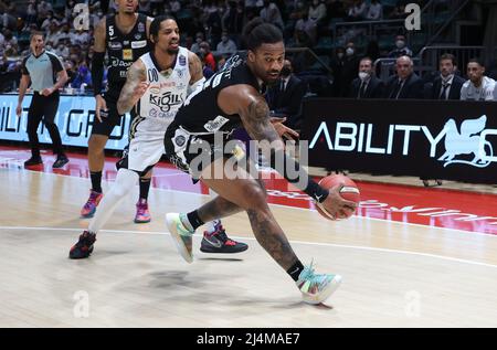 Jordan Caroline (Dolomiti Energia Trento) während der Serie A1 der italienischen LBA Basketball-Meisterschaft Spiel Kigili Fortitudo Bologna gegen. Dolomiti energia Trient im Sportpalast Paladozza - Bologna, 16. April 2022 - Foto: Michele Nucci Stockfoto