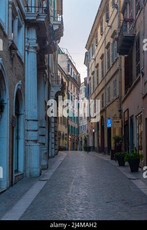 Anconara, Italien, 28. September 2021: Schmale Straße in der Altstadt von Anconara in Italien. Stockfoto