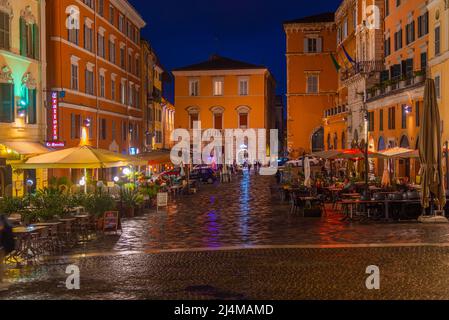 Anconara, Italien, 27. September 2021: Nachtansicht der Piazza del Plebiscito in Anconara, Italien. Stockfoto