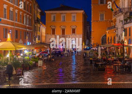 Anconara, Italien, 27. September 2021: Nachtansicht der Piazza del Plebiscito in Anconara, Italien. Stockfoto