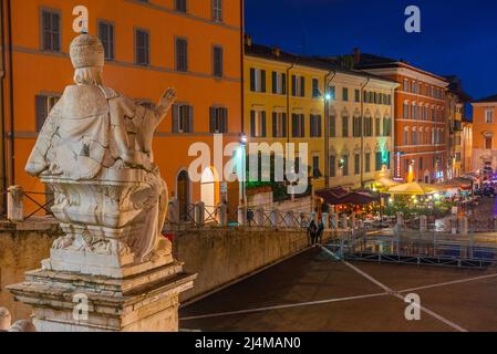 Anconara, Italien, 27. September 2021: Nachtansicht der Piazza del Plebiscito in Anconara, Italien. Stockfoto