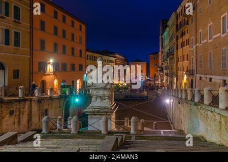 Anconara, Italien, 27. September 2021: Nachtansicht der Piazza del Plebiscito in Anconara, Italien. Stockfoto