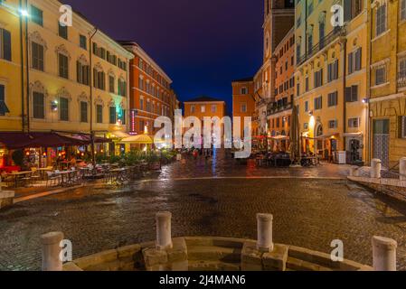 Anconara, Italien, 27. September 2021: Nachtansicht der Piazza del Plebiscito in Anconara, Italien. Stockfoto