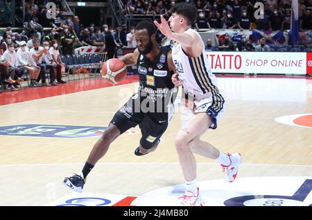 Dominique Jhonson (Dolomiti Energia Trento) (L) von Gabriele Procida (Fortitudo Kigili Bologna) während der Serie A1 des italienischen LBA-Basketballturnierspiels Kigili Fortitudo Bologna gegen vereitelt. Dolomiti energia Trient im Sportpalast Paladozza - Bologna, 16. April 2022 - Foto: Michele Nucci Stockfoto