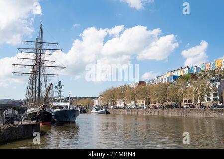 Farbenfrohe Häuser in Cliftonwood blicken an einem sonnigen Tag auf festgeklebte Schiffe im schwimmenden Hafen von Bristol. Stockfoto