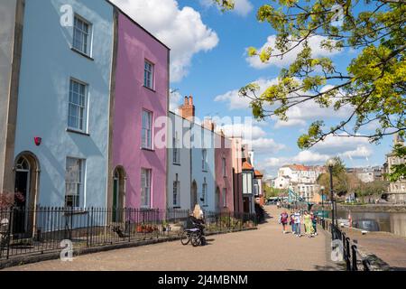 Reihe von bunten Reihenhäusern in Bristol, England. Stockfoto