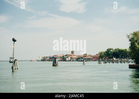 Blick auf den Glockenturm von San Michele Arcangelo und die bunten Häuser von Mazzorbo, Venedig - sep, 2021. Hochwertige Fotos Stockfoto