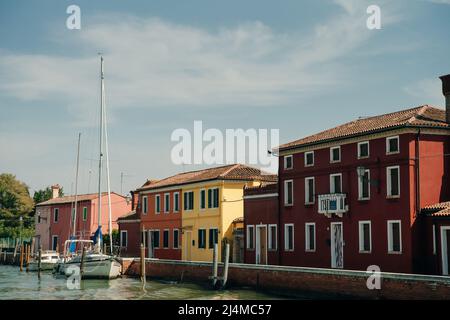 Blick auf den Glockenturm von San Michele Arcangelo und die bunten Häuser von Mazzorbo, Venedig - sep, 2021. Hochwertige Fotos Stockfoto