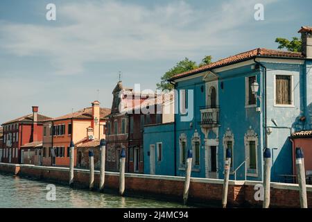 Blick auf den Glockenturm von San Michele Arcangelo und die bunten Häuser von Mazzorbo, Venedig - sep, 2021. Hochwertige Fotos Stockfoto