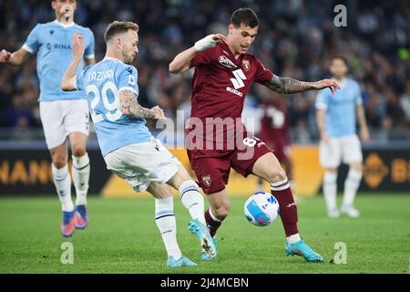 Manuel Lazzari aus dem Latium (L) wetteiferte um den Ball mit Pietro Pellegri aus Turin (R) während der italienischen Meisterschaft Serie A Fußballspiel zwischen SS Lazio und FC Turin am 16. April 2022 im Stadio Olimpico in Rom, Italien - Foto Federico Proietti / DPPI Stockfoto