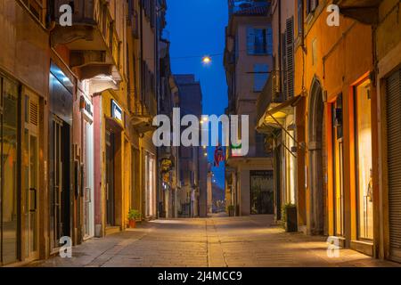 Piacenza, Italien, 26. September 2021: Schmale Straße im Zentrum der italienischen Stadt Piacenza. Stockfoto