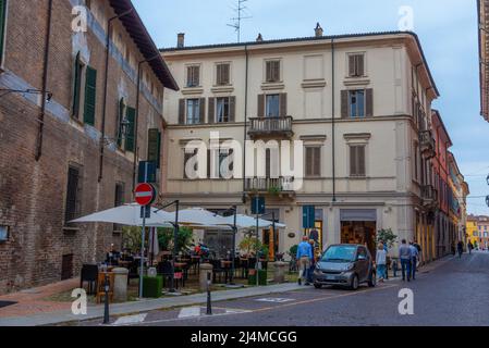 Piacenza, Italien, 26. September 2021: Schmale Straße im Zentrum der italienischen Stadt Piacenza. Stockfoto