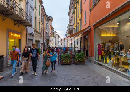 Piacenza, Italien, 26. September 2021: Schmale Straße im Zentrum der italienischen Stadt Piacenza. Stockfoto