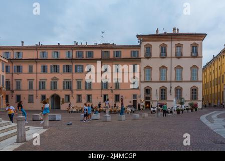 Piacenza, Italien, 26. September 2021: Schmale Straße im Zentrum der italienischen Stadt Piacenza. Stockfoto