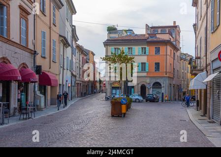 Piacenza, Italien, 26. September 2021: Schmale Straße im Zentrum der italienischen Stadt Piacenza. Stockfoto