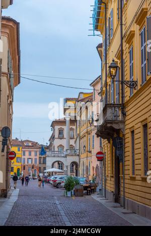 Piacenza, Italien, 26. September 2021: Schmale Straße im Zentrum der italienischen Stadt Piacenza. Stockfoto